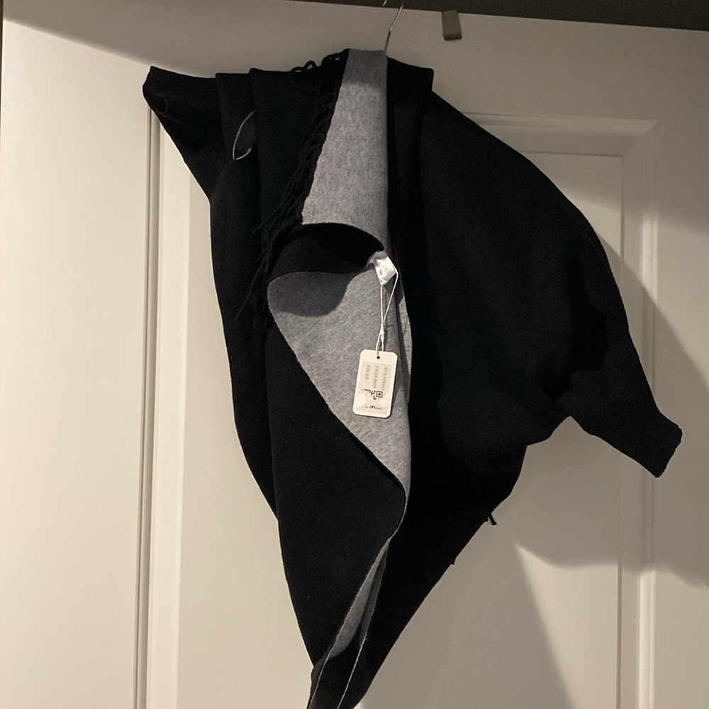 NWT REVERSIBLE shawl w/fringes at bottom & armholes to give more sturdy balance - Picture 5 of 8